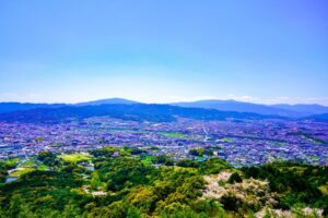 岩屋城跡から太宰府市の街並みを望む