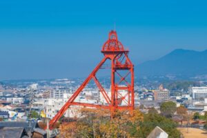 旧三井田川鉱業所伊田竪坑櫓のバックに見える田川市の街並み